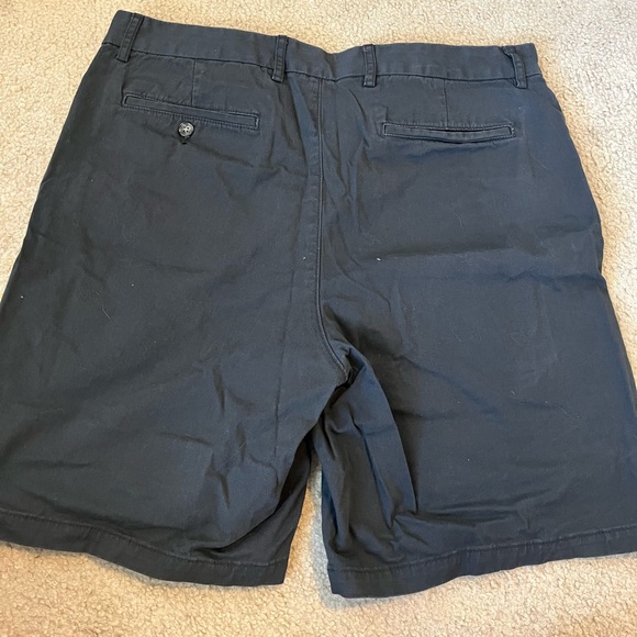 Old Navy Men’s shorts - Picture 2 of 3